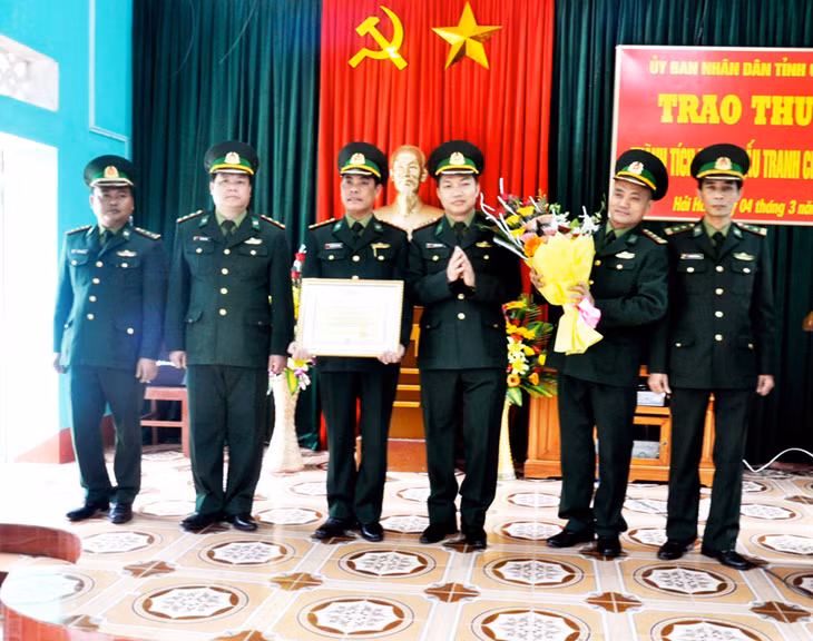 Lãnh đạo BĐBP tỉnh trao bằng khen của UBND tỉnh và tiền thưởng cho Đồn Biên phòng Quảng Đức vì có thành tích phát hiện, bắt giữ vụ vận chuyển 12.000 con gà giống nhập lậu qua biên giới.