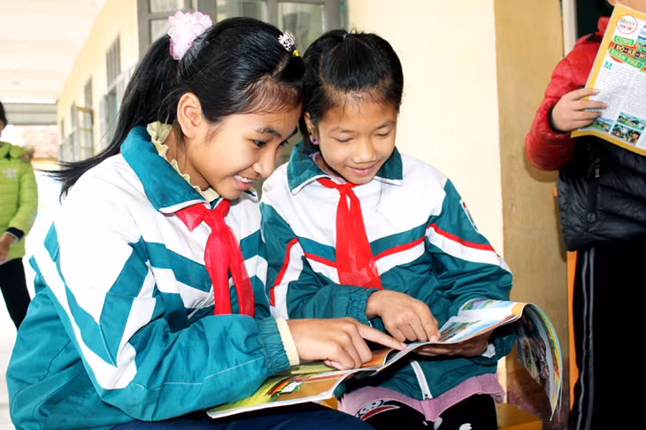 Em Tô Thuỳ Linh, học sinh lớp 5A, Trường Tiểu học Tiên Lãng (bên trái) một trong những tấm gương trong học tập, rèn luyện để bạn bè noi theo.