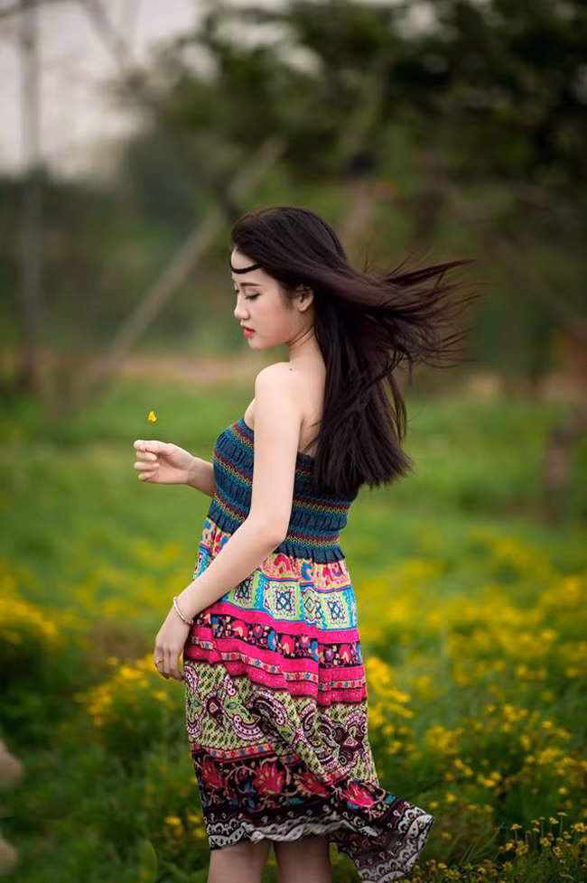 Từng chụp không ít bộ ảnh nghệ thuật, cô nàng nhận thấy chụp ảnh cùng động vất khó hơn nhiều chụp ảnh với hoa.