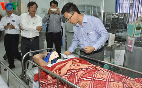 Ông Đặng Minh Thông, Phó Chủ tịch UBND tỉnh Bà Rịa - Vũng Tàu thăm hỏi nạn nhân