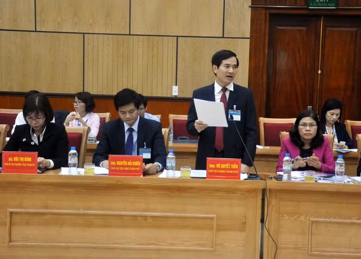Lãnh đạo TP Cẩm Phả báo cáo khái quát tình hình thực hiện tại địa phương