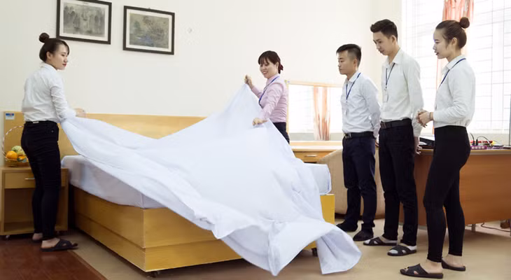  Sinh viên Khoa Du lịch, Trường Đại học Hạ Long thực hành kỹ năng nghiệp vụ buồng (phòng) khách sạn.