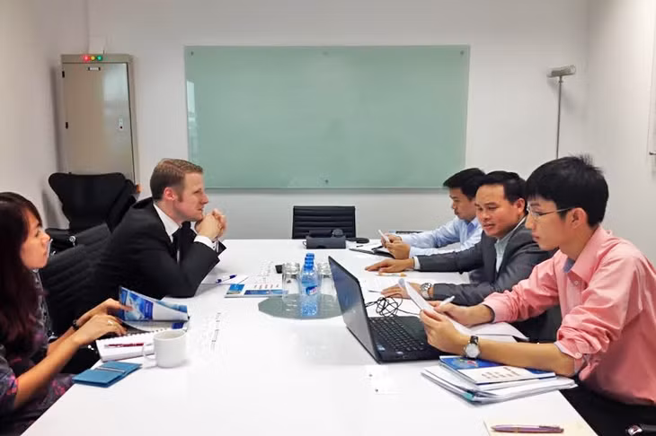 Cán bộ IPA làm việc với đối tác