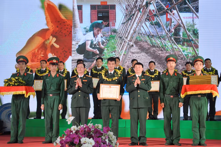 Đảng ủy Quân sự tỉnh Quảng Ninh biểu dương và khen tặng cho 24 cá nhân điển hình tiêu biểu trong thực hiện CVĐ “Phát huy truyền thống, cống hiến tài năng, xứng danh “Bộ đội Cụ Hồ”