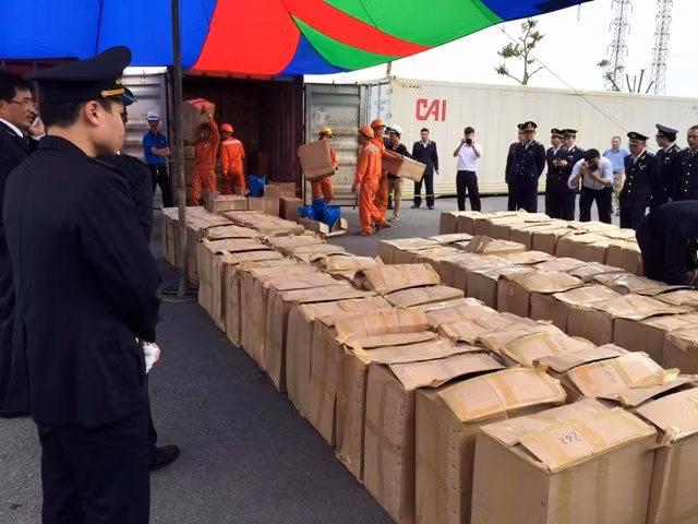 Lực lượng chức năng kiểm tra hơn 2,8 tấn lá khát - loại ma túy nguy hiểm tại cảng Hải Phòng.