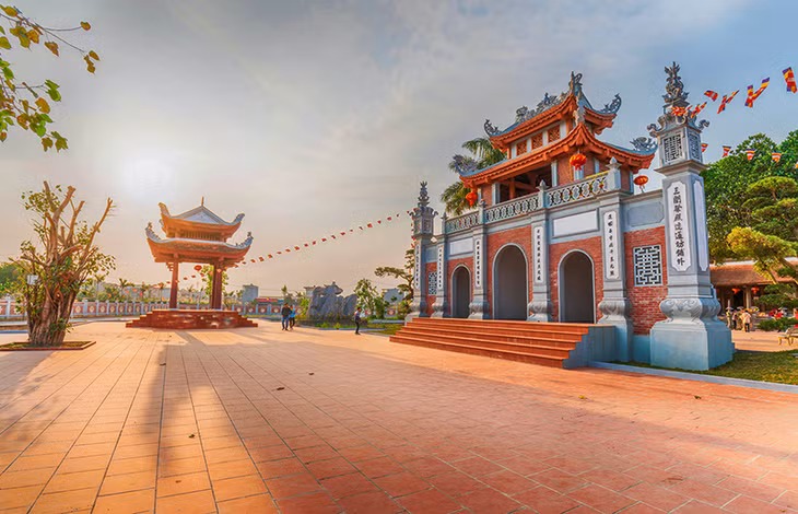 Tam quan đền bề thế trước đền chính.