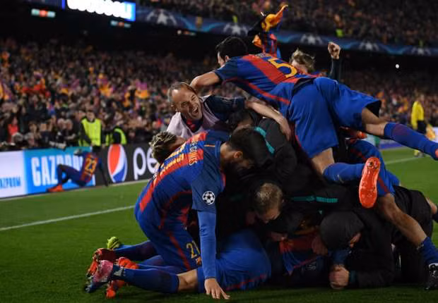  CĐV Barca tràn xuống sân ăn mừng.