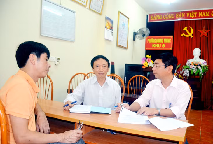 Lãnh đạo phường Quang Trung (TP Uông Bí) kiểm tra công tác chuẩn bị nhân sự đại hội chi bộ tại khu 6.