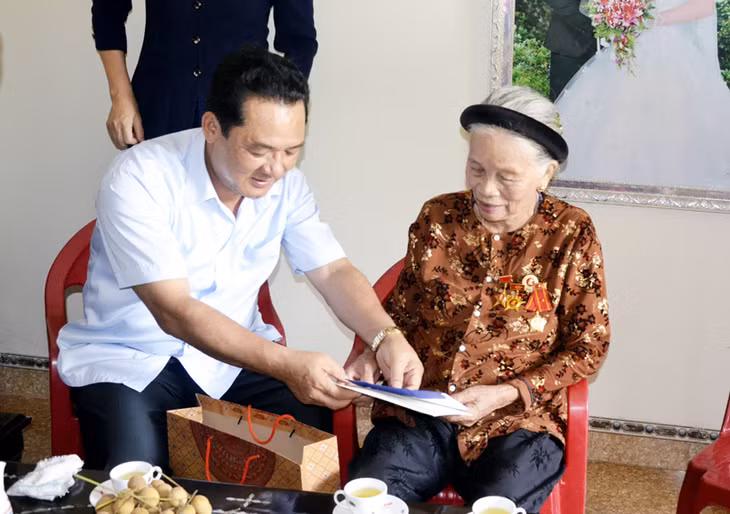 Lãnh đạo TX Đông Triều tặng quà cho Bà Mẹ Việt Nam Anh hùng Dương Thị Thích, thôn 5, xã Nguyễn Huệ, TX Đông Triều nhân dịp 27-7-2016.