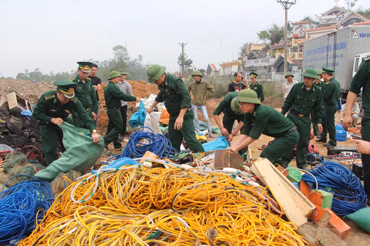 Quang cảnh buổi tiêu hủy tang vật