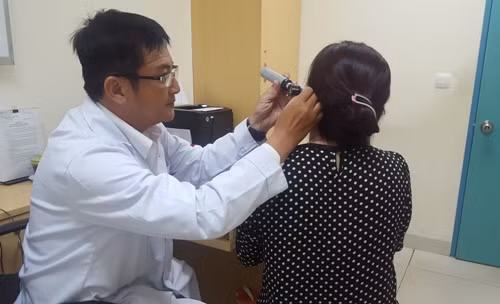 Bệnh viêm tai ngoài đang gia tăng đột biến, trung bình mỗi ngày bệnh viện tiếp nhận 100 ca. Ảnh: BV