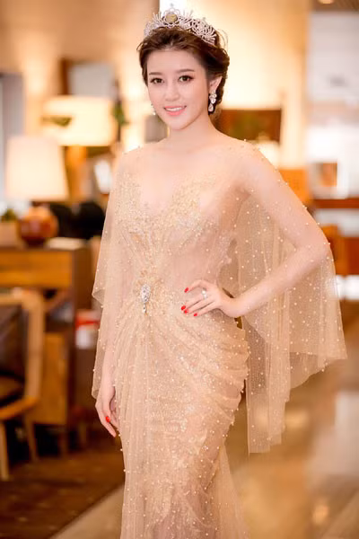 Á hậu Huyền My.