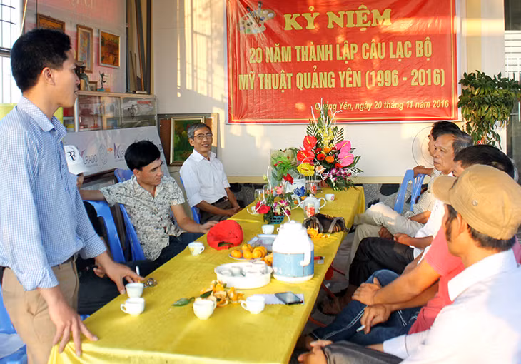 Các thành viên CLB Mỹ thuật Quảng Yên gặp mặt nhân dịp kỷ niệm 20 năm thành lập CLB (1996-2016).