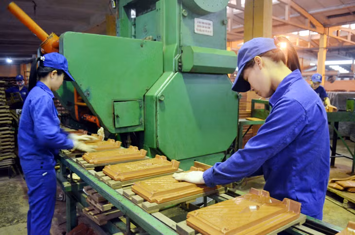 Nữ CNLĐ Công ty CP Viglacera Hạ Long luôn được tạo điều kiện nâng cao tay nghề.