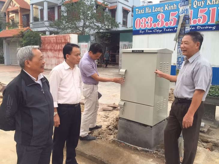 Đại diện chủ đầu tư, đơn vị thi công và người dân kiểm tra tủ điện hạ thế.