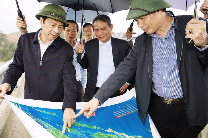 Các đồng chí lãnh đạo tỉnh Quảng Ninh, Bộ GTVT khảo sát hạ tầng giao thông kết nối tại Khu kinh tế Vân Đồn.
