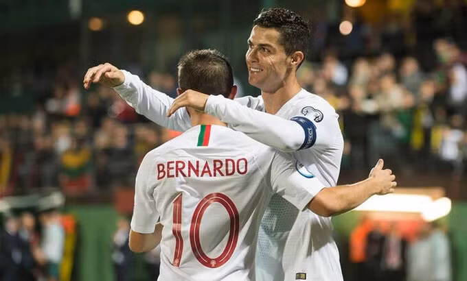 Ronaldo và Bernardo Silva là hai ngôi sao quan trọng bậc nhất của đội tuyển Bồ Đào Nha. Ảnh: Reuters.