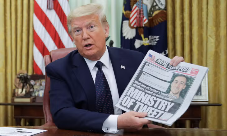 Trump sau khi ký sắc lệnh về mạng xã hội hôm 28/5. Ảnh: Reuters.