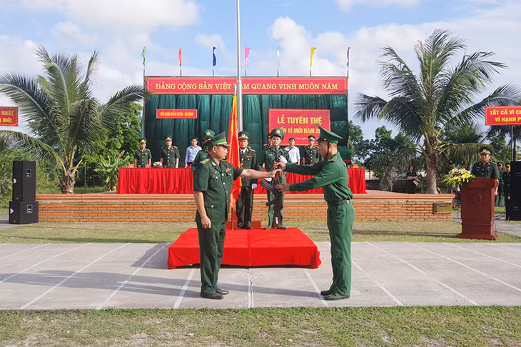 Thượng tá Chu Văn Lạc, Tiểu đoàn trưởng Tiểu đoàn Huấn luyện - Cơ động (BĐBP tỉnh) trao vũ khí cho chiến sĩ mới.