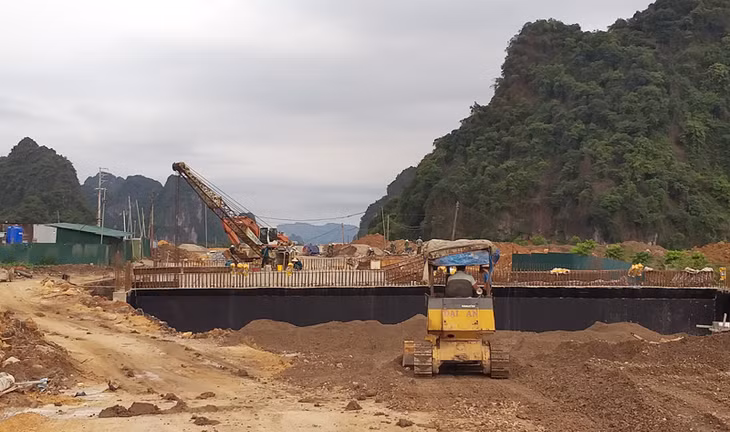 Dự án Đường kết nối Quốc lộ 18A với đường bao biển và chỉnh trang đô thị tại phường Quang Hanh đang được khẩn trương thi công góp phần thu hút các doanh nghiệp vào địa bàn đầu tư, phát triển kinh tế.