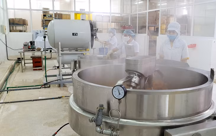 Công ty TNHH Sản xuất và Thương mại thủy sản Quảng Ninh (Vân Đồn) ứng dụng khoa học công nghệ chế biến sản phẩm ruốc hàu, ngao, bề bề, tép, cá...Ảnh: Mạnh Trường.