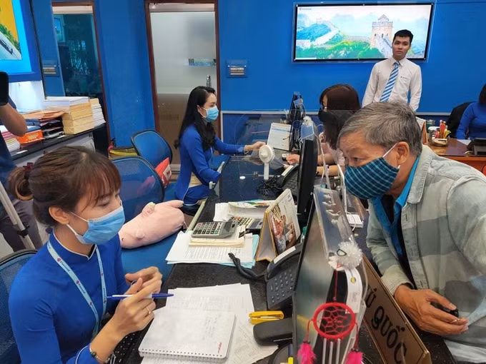 Du khách trong nước tìm hiểu mua tour nội địa tại Vietravel vào sáng 13/5. Sau Covid-19, nhiều hãng lữ hành tập trung vào nguồn khách nội địa với giá tour giảm sâu. Ảnh: Nguyễn Nam.