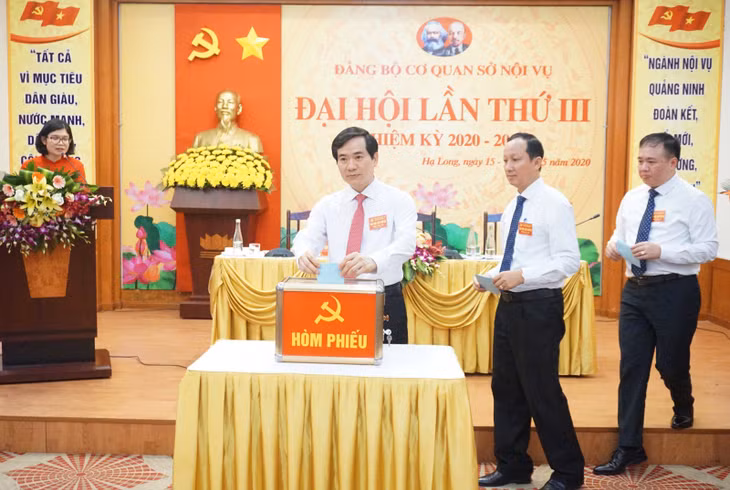 Các đại biểu bầu Ban châp hành đảng bộ nhiệm kỳ mới.