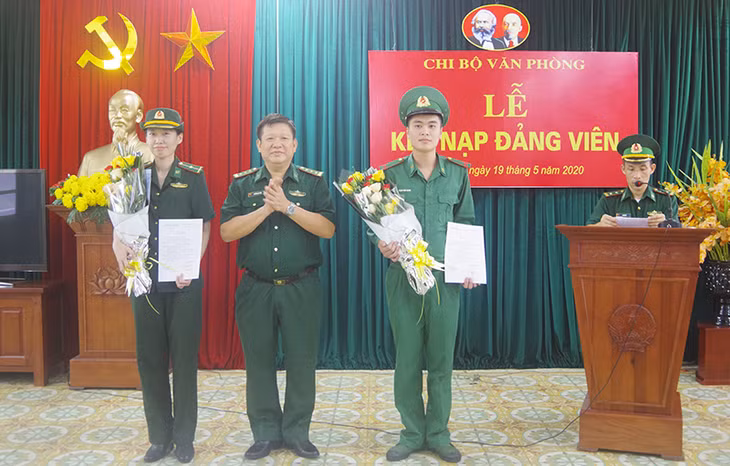 Lãnh đạo Chi bộ Văn phòng trao Quyết định kết nạp cho các đảng viên mới của đơn vị.