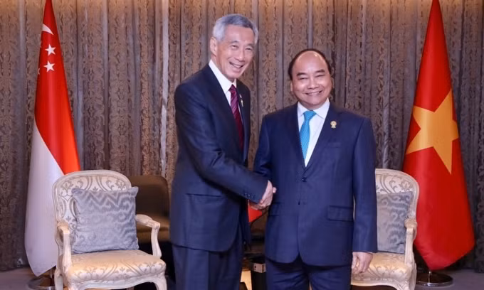 Thủ tướng Singapore Lý Hiển Long (trái) và Thủ tướng Việt Nam Nguyễn Xuân Phúc tại hội nghị thượng đỉnh ASEAN lần thứ 34 ở Bangkok, Thái Lan, tháng 6/2019. Ảnh: Facebook/ Lee Hsien Loong.