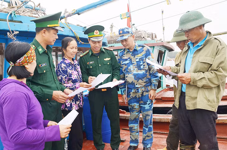 CBCS Trạm Kiểm soát biên phòng Hà An (Đồn Biên phòng Cửa khẩu Cảng Hòn Gai) tuyên truyền cho ngư dân phường Hà An về quy định cấm đánh bắt thủy sản theo hình thức hủy diệt.