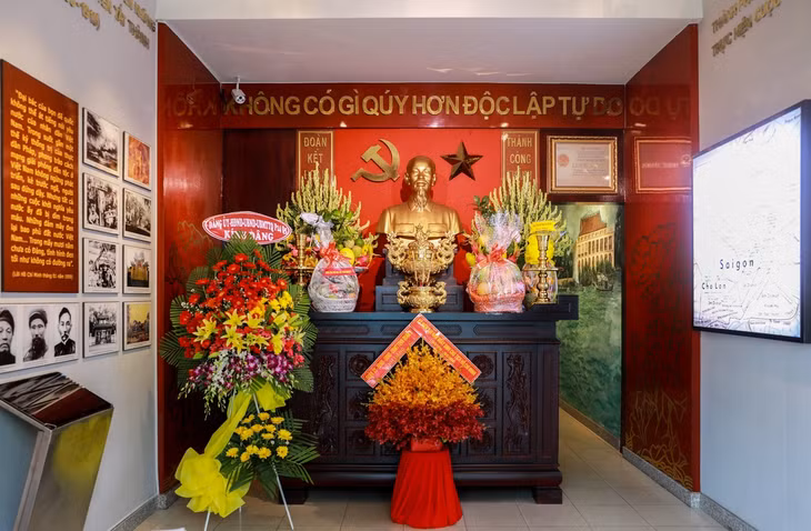 Tầng một của di tích đặt bàn thờ cùng tranh ảnh, bản đồ về Sài Gòn xưa, các hoạt động và những trí thức có ảnh hưởng tới Chủ tịch Hồ Chí Minh. Suốt thời gian ở căn nhà này, Bác Hồ dạy học, đi làm ở trường thợ máy và bán báo ở thương cảng để kiếm sống, tìm hiểu đời sống người lao động cũng như các tàu ra vào cảng Sài Gòn. Đây là thời gian hết sức quan trọng để thanh niên Nguyễn Tất Thành có bước chuẩn bị trực tiếp về vật chất, tinh thần, phương tiện cho việc ra đi tìm đường cứu nước.