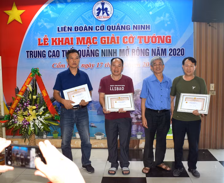 Ban tổ chức trao giải nhất, nhì, ba cho các đội cờ tham gia giải