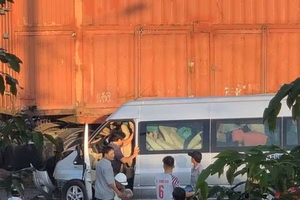 Đầu ô tô khách đâm vào phần thân ô tô đầu kéo