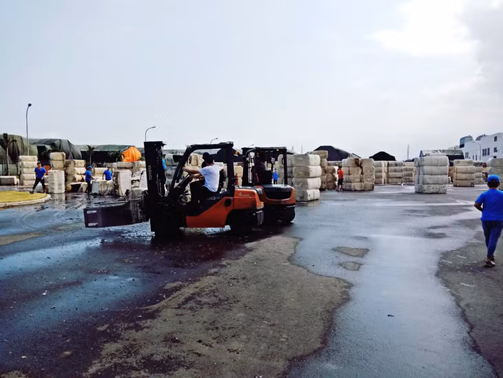 Công nhân Công ty dọn dẹp hiện trường vụ hỏa hoạn.