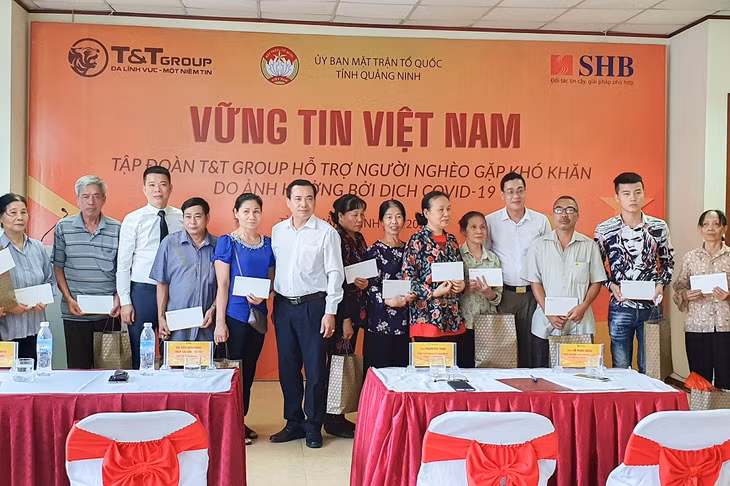 Ngày 13/5/2020, Tập đoàn T&T phối hợp Ủy ban MTTQ tỉnh trao tặng 500 suất quà cho người nghèo gặp khó khăn do dịch Covid-19 tại Quảng Ninh (Trong ảnh: Trao tặng quà cho đại diện các hộ nghèo tại TP Hạ Long).