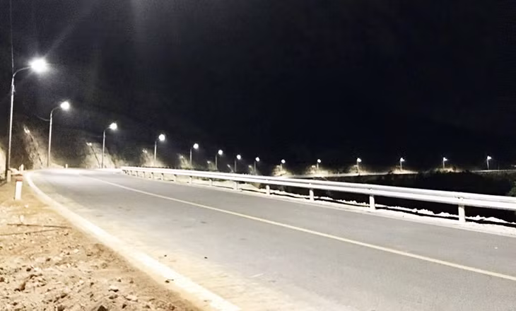 Dự án điện chiếu sáng tuyến đường cầu Hai Thanh đến Khe Trâm hoàn thành, mang lại diện mạo mới cho con đường đón du khách vào Yên Tử.