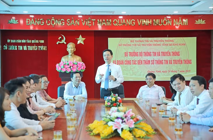 Tại buổi làm việc với Sở TT&TT Quảng Ninh (tháng 7/2019), Bộ trưởng Bộ TT&TT Nguyễn Mạnh Hùng nhấn mạnh: Bộ Thông tin và Truyền thông luôn đồng hành với Quảng Ninh trong việc hỗ trợ triển khai các nhiệm vụ của ngành.