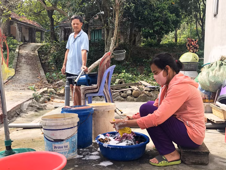 Bỏ ra gần 40 triệu đồng để khoan giếng nước, nhưng hộ ông Hứa Văn Bình (thôn Sơn Hào, xã Quan Lạn) vẫn chưa có nước sạch để sử dụng.