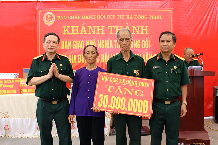 Lãnh đạo Hội CCB thị xã Đông Triều trao tiền hỗ trợ sửa nhà cho gia đình CCB Vũ Văn Đang (ở thôn Sơn Lộc, xã An Sinh