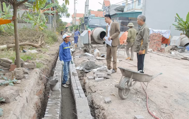 Cán bộ MTTQ xã Cẩm La và thôn Cẩm Liên (TX Quảng Yên) giám sát thi công tuyến mương thoát nước trên địa bàn thôn.
