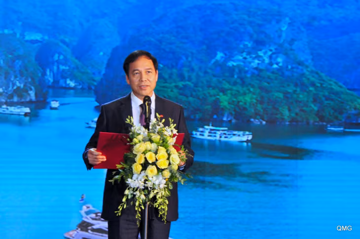 Đồng chí Đặng Huy Hậu, Phó Chủ tịch Thường trực UBND tỉnh phát biểu khai mạc chương trình nghệ thuật.