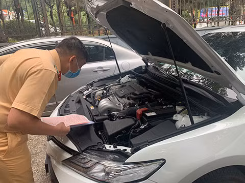 Can bộ Đội đăng ký tiến hành kiểm tra phương tiện. 