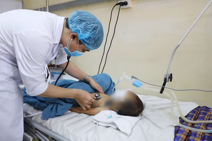 Bác sĩ thăm khám cho trẻ bị đuối nước.