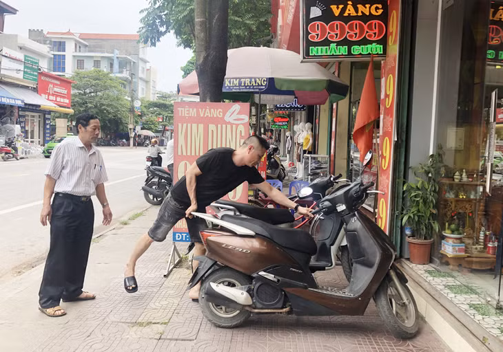 Vỉa hè lòng lề đường trên các tuyến phố của thị xã Đông Triều được đảm bảo trật tự đô thị.