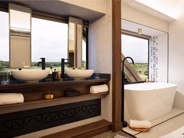 Nội thất bên trong phòng thiết kế sang trọng, gần gũi với thiên nhiên