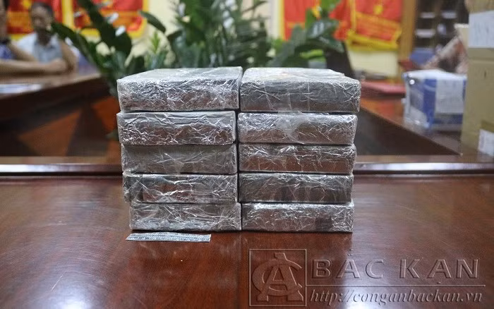 Tang vật là gần 5kg heroin (Ảnh Công an Bắc Kạn)