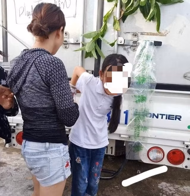 Cơ quan công an cũng xác nhận không có chuyện người mẹ và người thân đánh đập bé gái như cộng đồng mạng lan truyền.