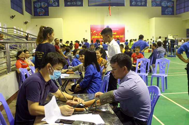 Hơn 300 cán bộ đoàn viên, thanh niên, tình nguyện viên chữ thập đỏ và nhân dân đăng ký tham gia hiến máu.