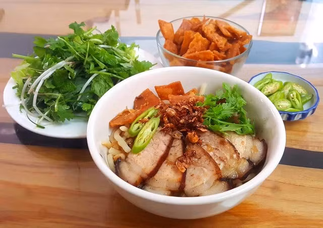 Thưởng thức các món ăn ngon như Cao Lầu, mỳ Quảng, cơm gà…