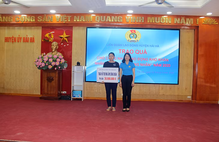 LĐLĐ tỉnh trao tặng kinh phí hỗ trợ xây dựng “ Mái ấm công đoàn”